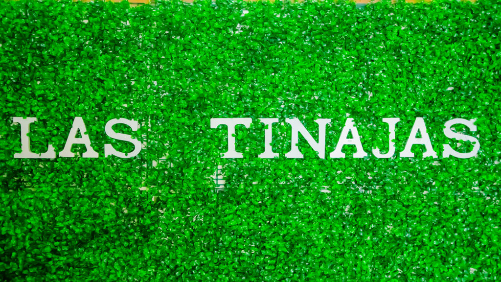 Decoración Verde con el Nombre del Club Las Tinajas