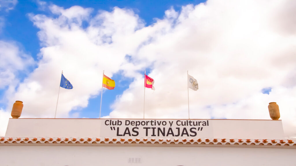 Fachada del Club Las Tinajas con Banderas