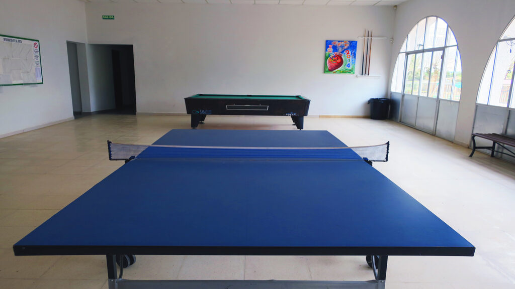 ala de Juegos con Mesa de Ping-Pong y Billar en el Club Las Tinajas
