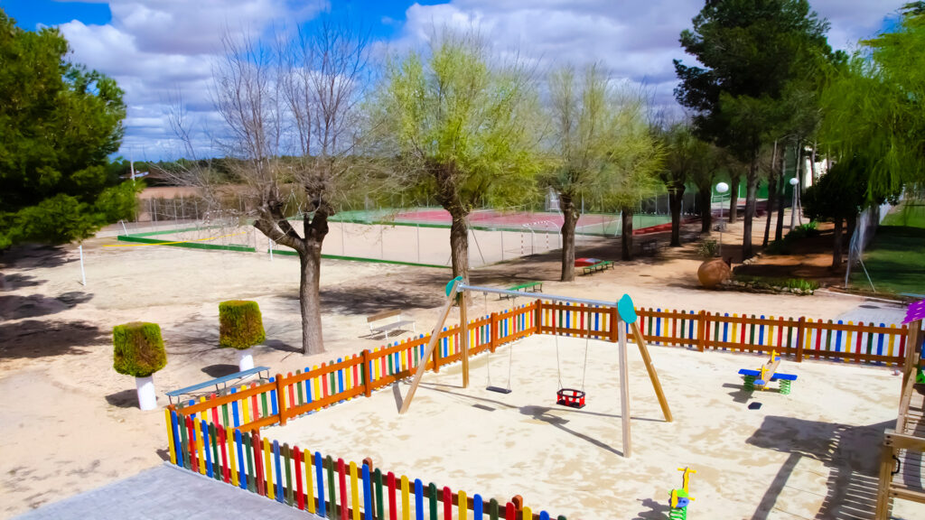 Vista General del Parque Infantil y Zonas Deportivas del Club Las Tinajas