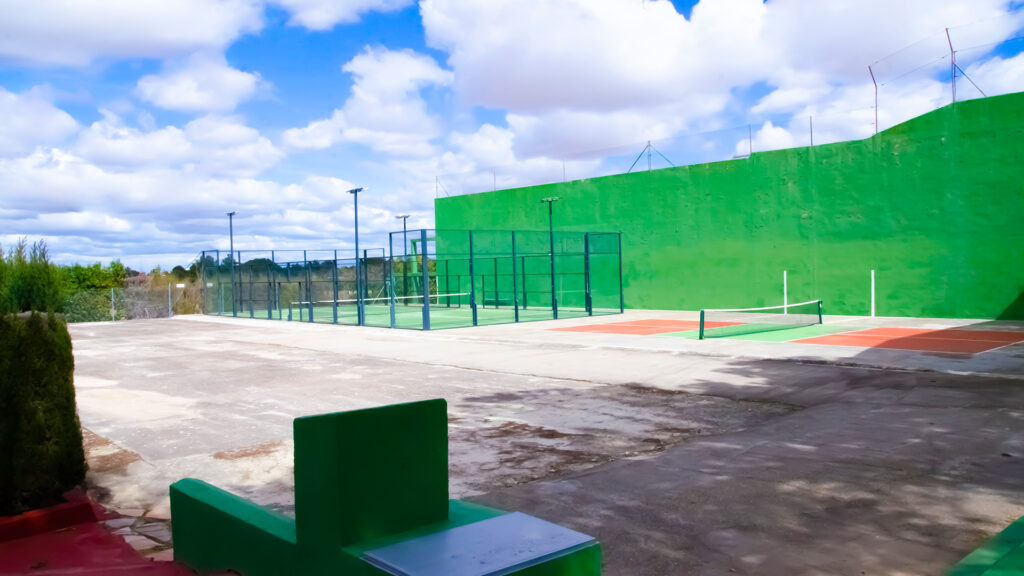 Zonas Deportivas de Frontón, Pádel y Tenis en el Club Las Tinajas